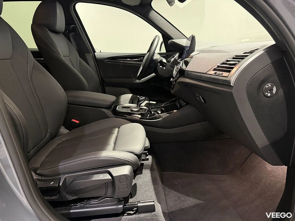 BMW X3 xDrive20d Värmare Drive Assist Tonade Rutor 18" Rattv. 0kW