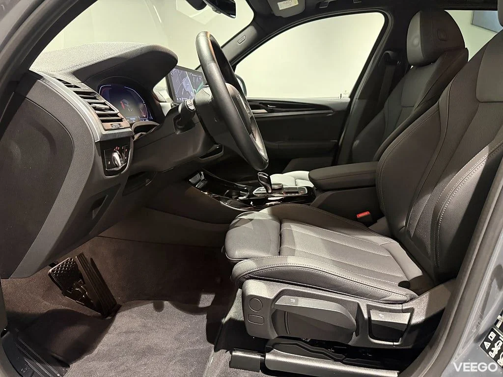 BMW X3 xDrive20d Värmare Drive Assist Tonade Rutor 18" Rattv. 0kW
