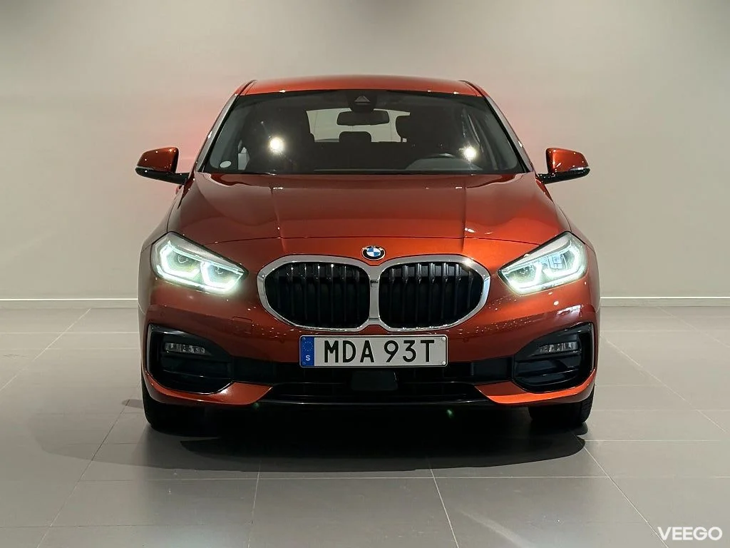 BMW 118 i Sport Line Aut Navi Harman/Kardon Backkamera PDC 17" 100kW