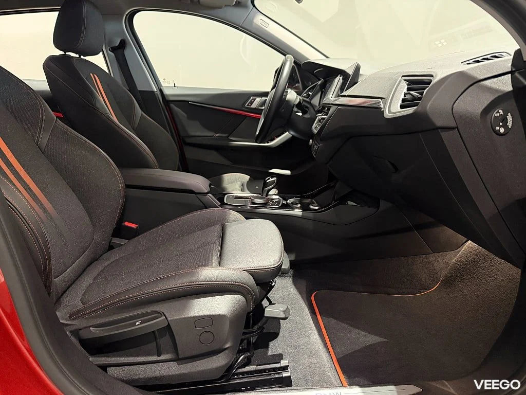 BMW 118 i Sport Line Aut Navi Harman/Kardon Backkamera PDC 17" 100kW