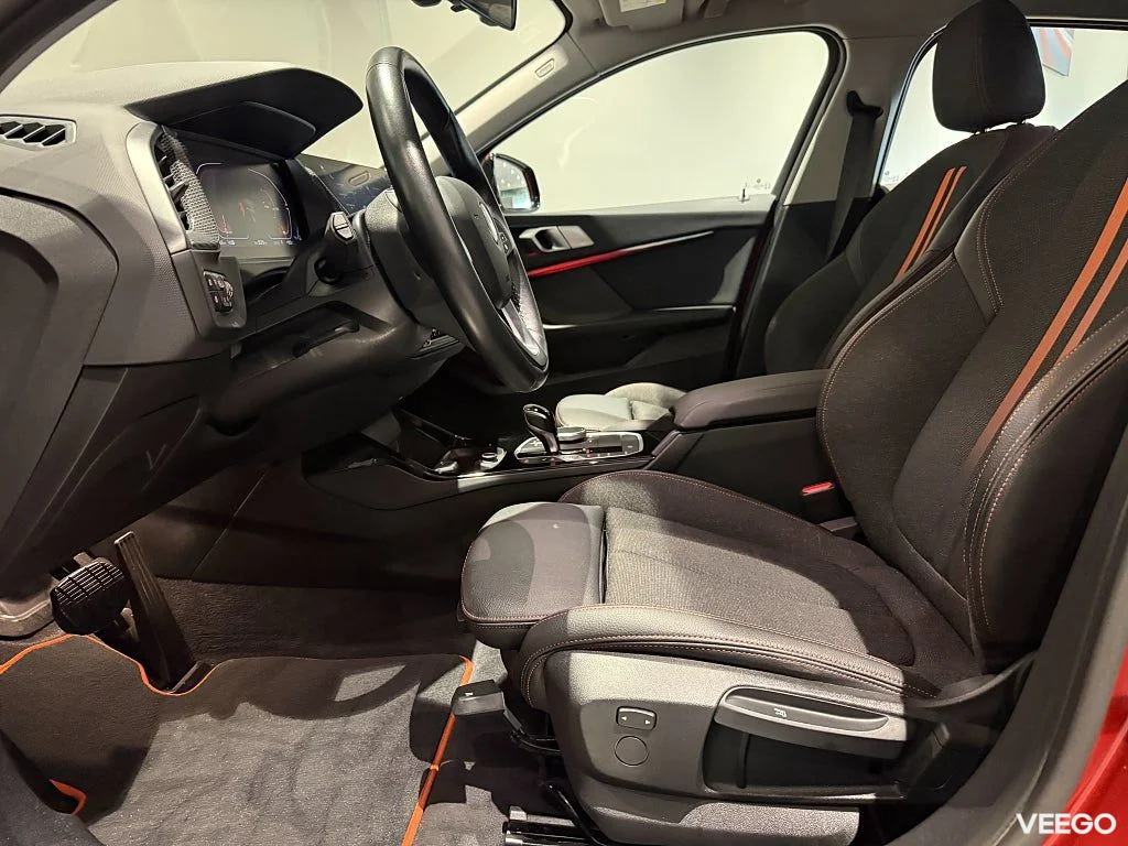 BMW 118 i Sport Line Aut Navi Harman/Kardon Backkamera PDC 17" 100kW
