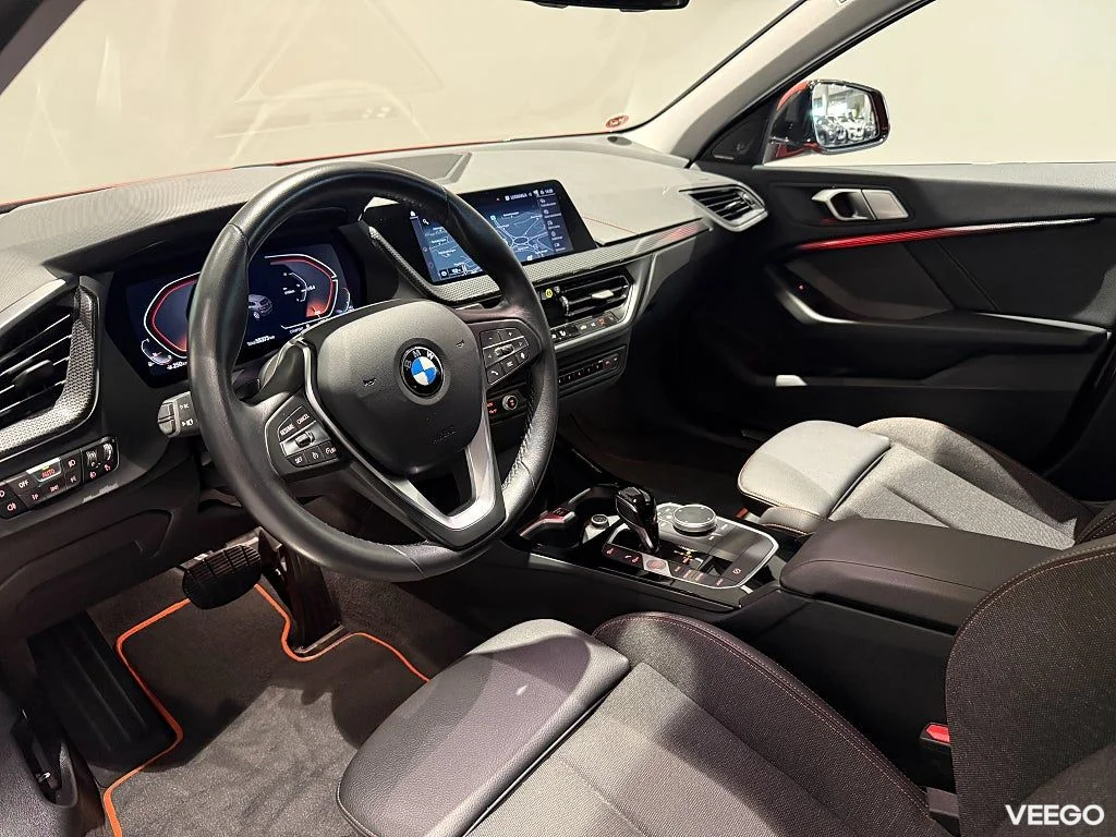 BMW 118 i Sport Line Aut Navi Harman/Kardon Backkamera PDC 17" 100kW