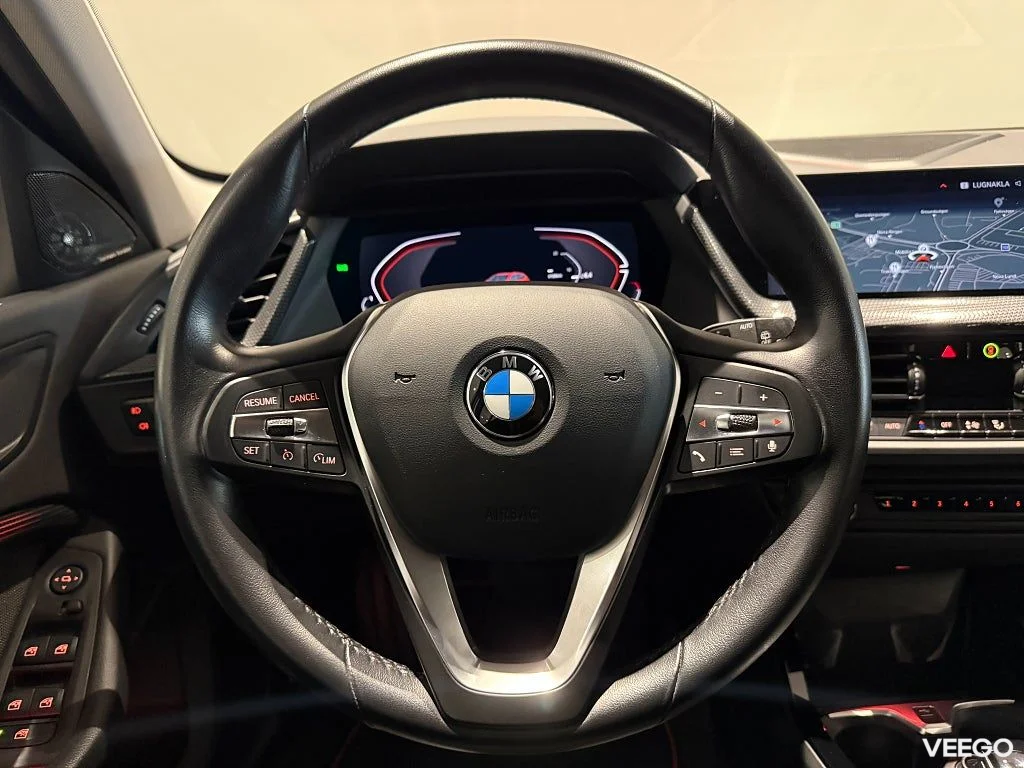 BMW 118 i Sport Line Aut Navi Harman/Kardon Backkamera PDC 17" 100kW