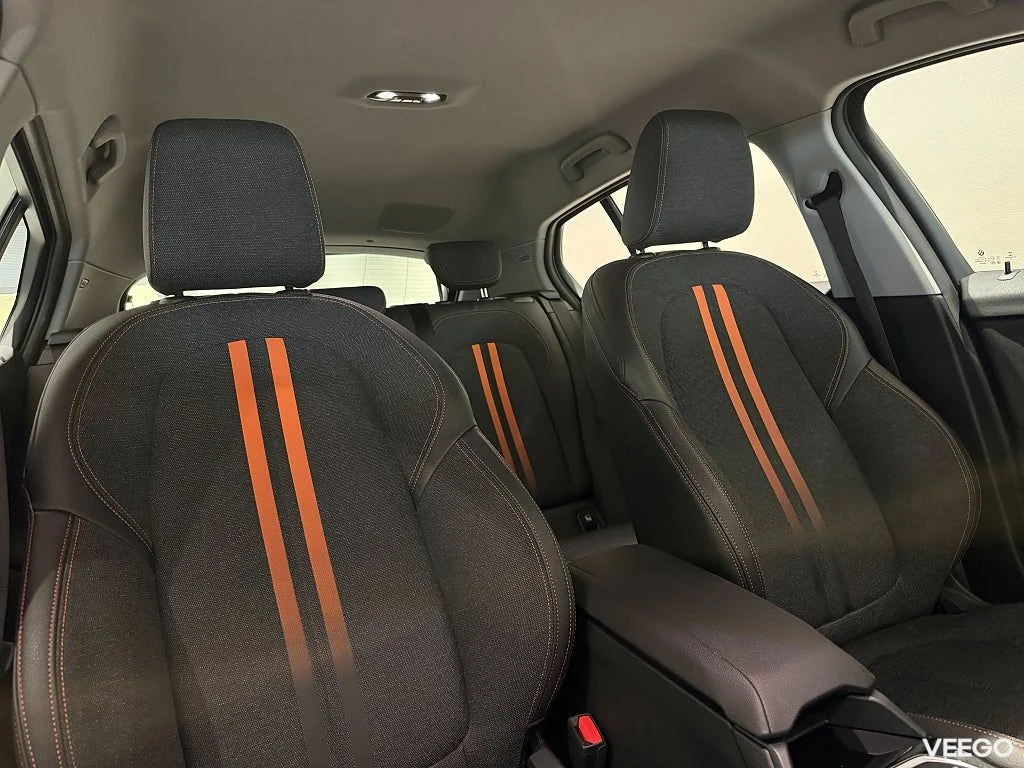 BMW 118 i Sport Line Aut Navi Harman/Kardon Backkamera PDC 17" 100kW