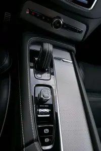 Volvo XC90 T8 TWIN ENGINE AWD R-DESIGN RECHARGE INTELLI SAFE 2 288kW thumbnail