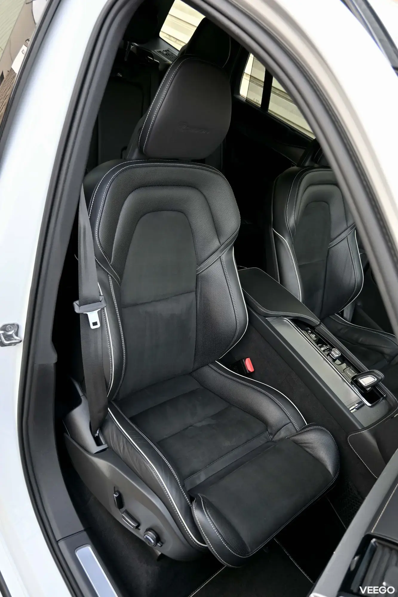 Volvo XC90 T8 TWIN ENGINE AWD R-DESIGN RECHARGE INTELLI SAFE 2 288kW