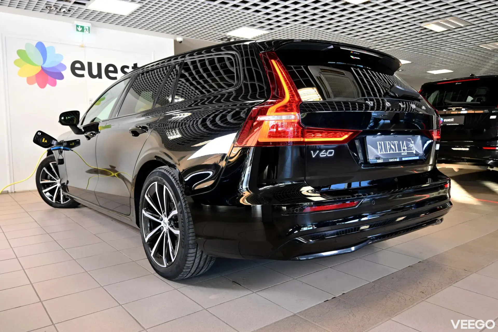 Volvo V60 Plug In Hybrid AWD H&K LUXURY DARK PLUS RECHARGE INTELLI SAFE 2 293kW