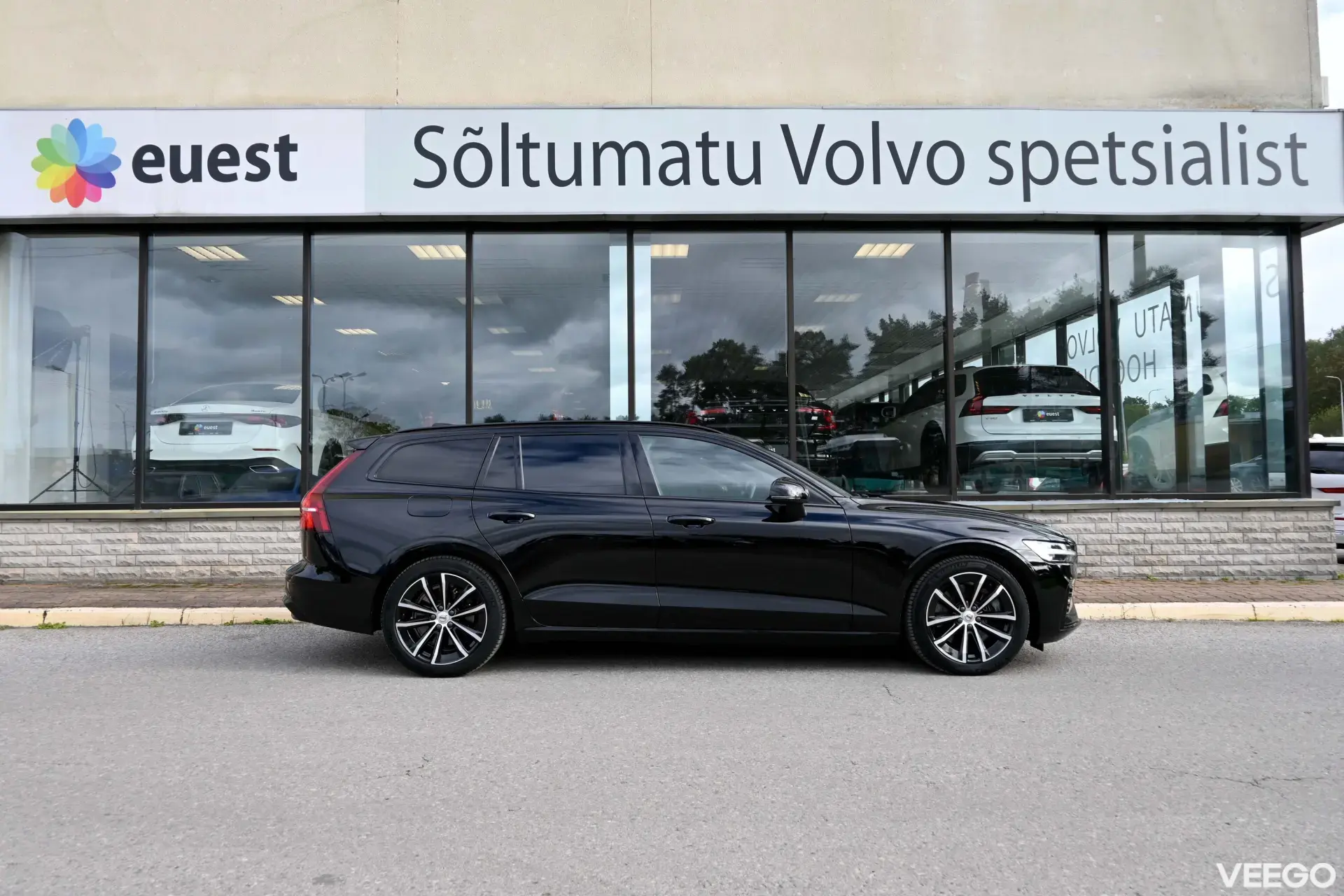 Volvo V60 Plug In Hybrid AWD H&K LUXURY DARK PLUS RECHARGE INTELLI SAFE 2 293kW