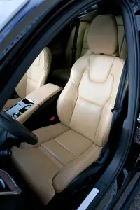 Volvo V60 Plug In Hybrid AWD H&K LUXURY DARK PLUS RECHARGE INTELLI SAFE 2 293kW thumbnail