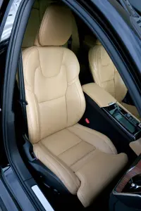 Volvo V60 Plug In Hybrid AWD H&K LUXURY DARK PLUS RECHARGE INTELLI SAFE 2 293kW thumbnail