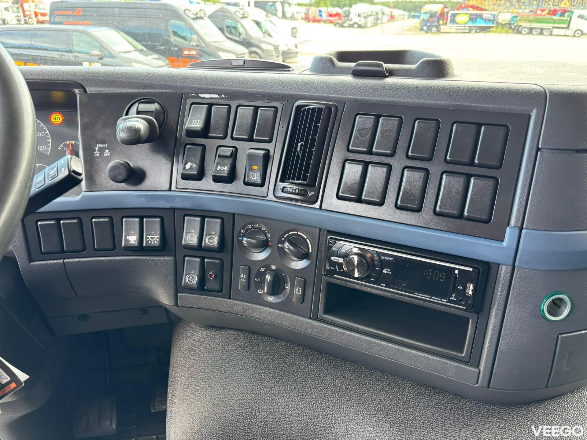 Volvo FM300 HIAB 144ES-4 / BOX L=5518 mm 300kW
