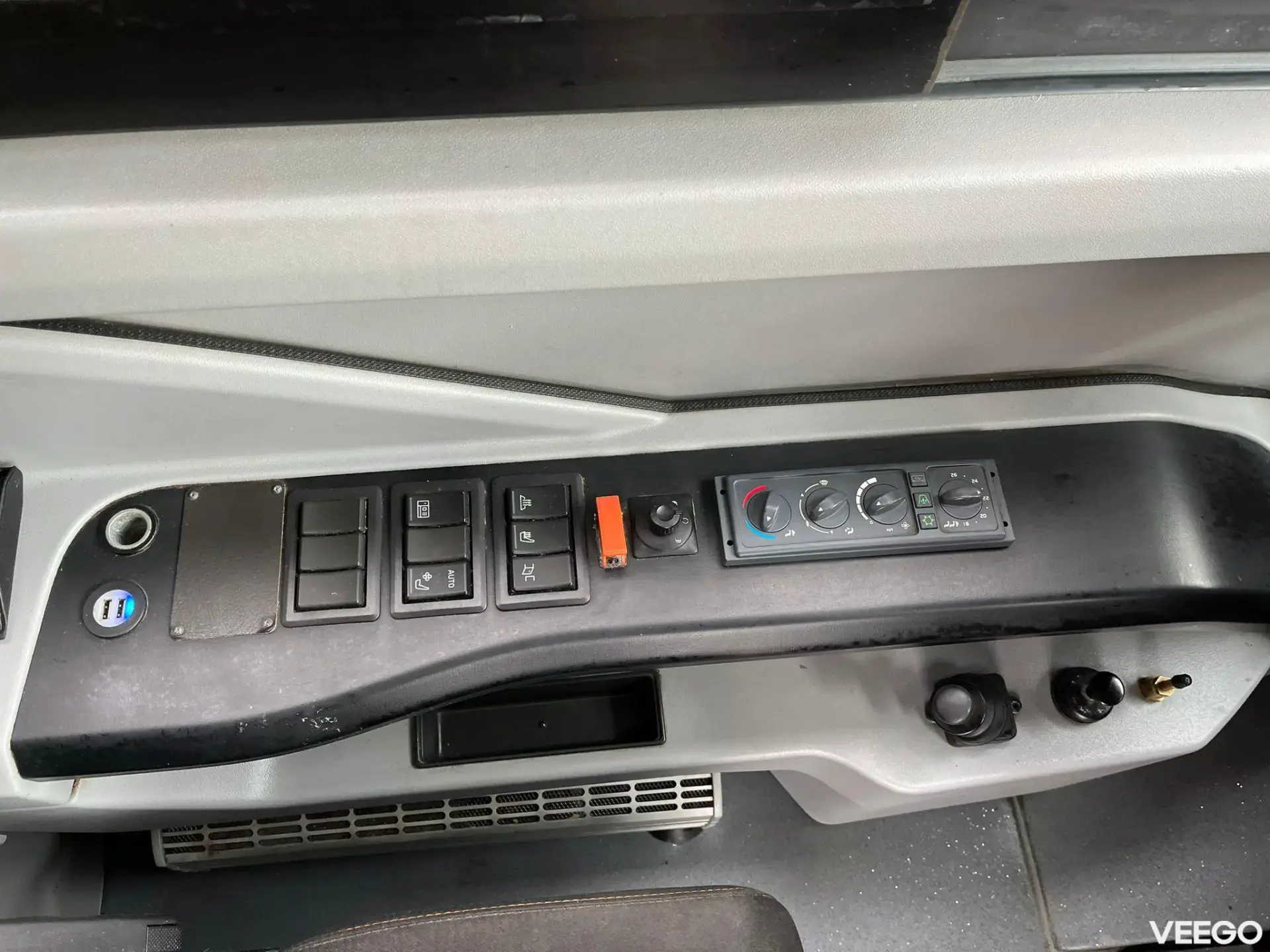 Volvo B8R 44 SEATS + 53 STANDING / AC / AUXILIARY HEATER  240kW