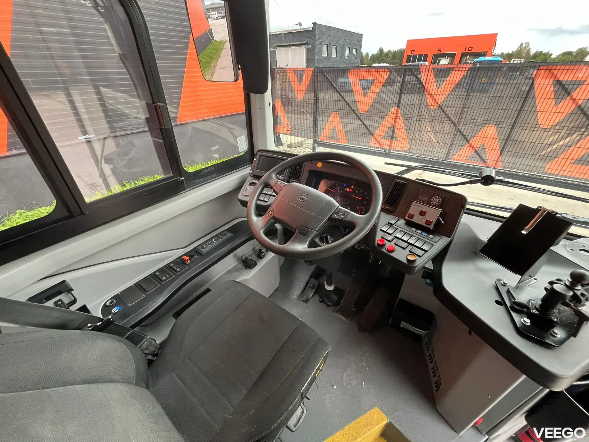 Volvo B8R 44 SEATS + 53 STANDING / AC / AUXILIARY HEATER  240kW