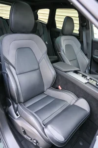 Volvo XC60 AWD T6 H&K BLACK EDITION INTELLI PRO XENIUM 2 293kW thumbnail