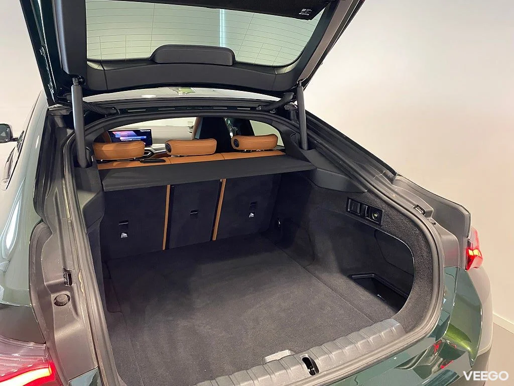 BMW i4 eDrive40 M sportstolar Parkeringsassistans Drag 0kW