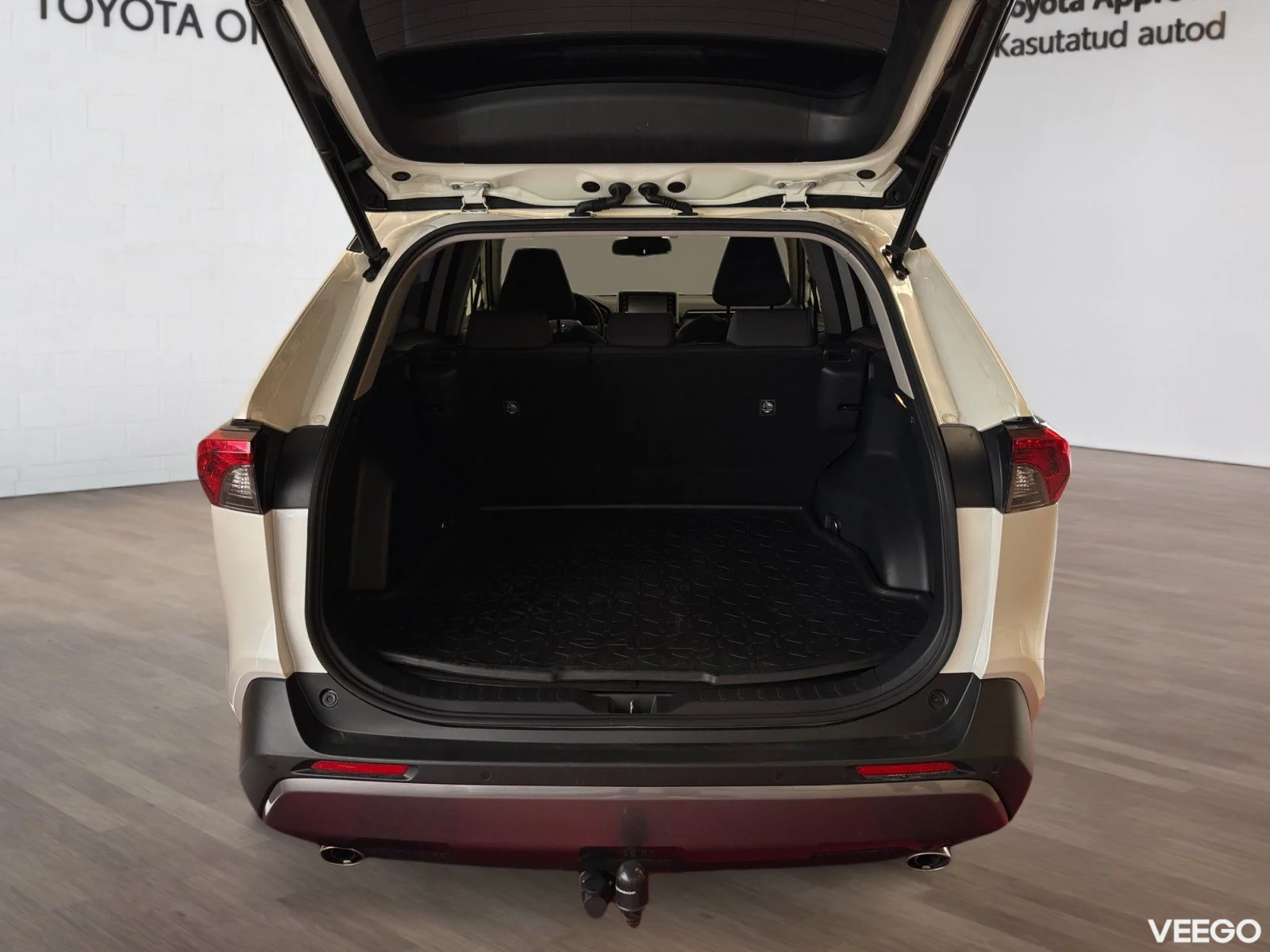 Toyota RAV4 Luxury + Comfort pakett 2 129kW