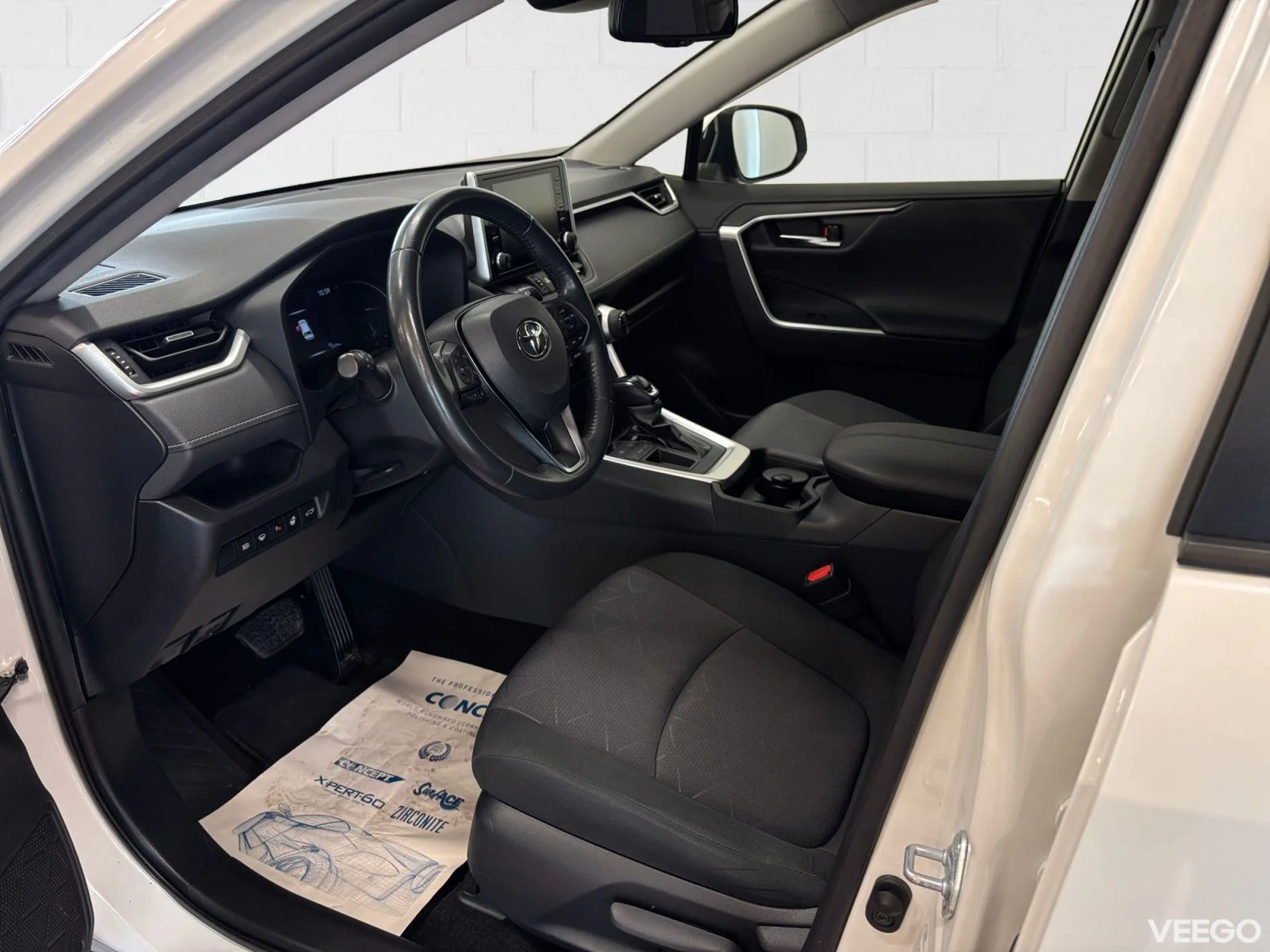 Toyota RAV4 Luxury + Comfort pakett 2 129kW