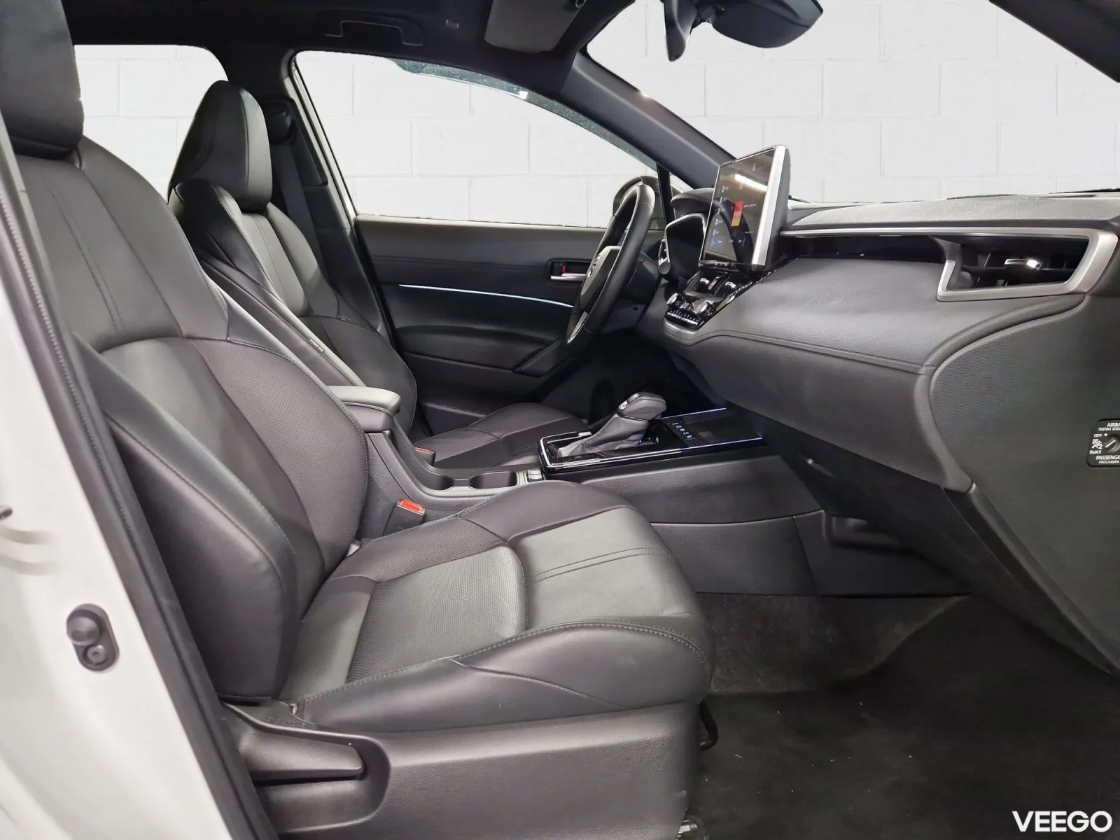 Toyota Corolla Cross Luxury AWD 2 98kW