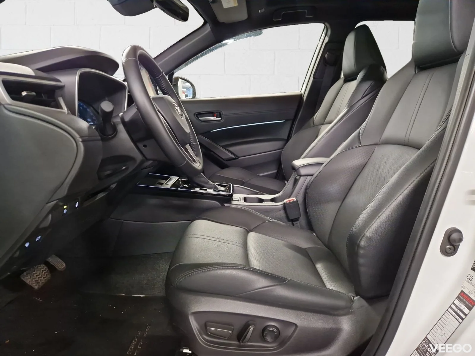 Toyota Corolla Cross Luxury AWD 2 98kW