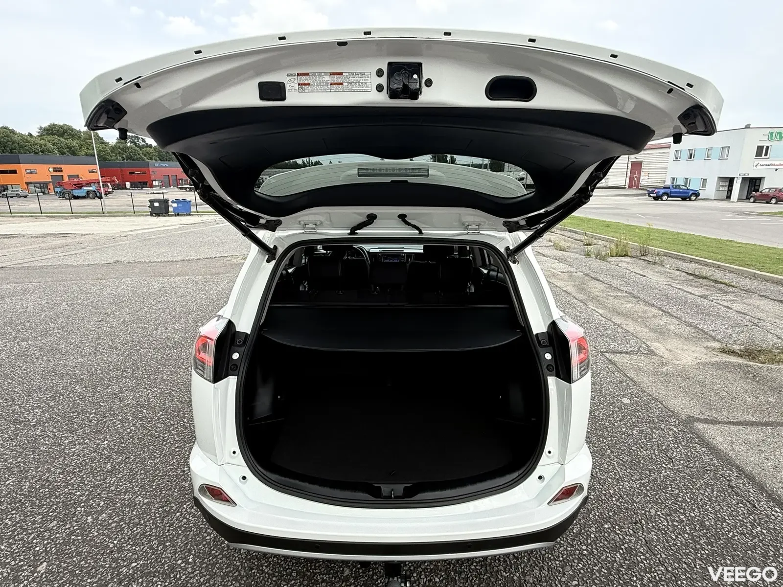 Toyota RAV4 Edition-S Facelift FWD 2 105kW