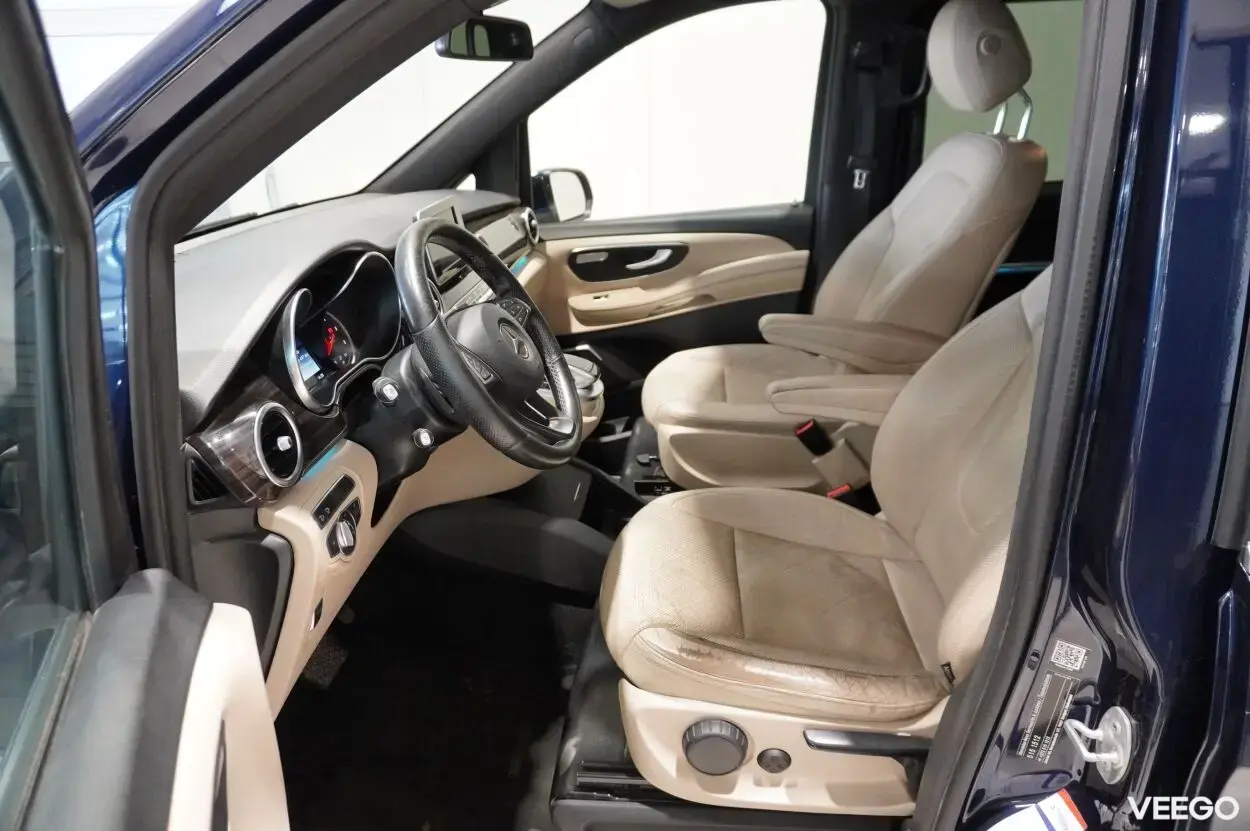 Mercedes-Benz V200 2.1 120kW