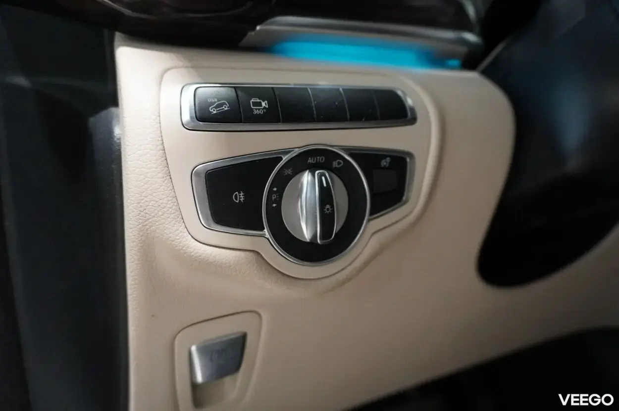Mercedes-Benz V200 2.1 120kW