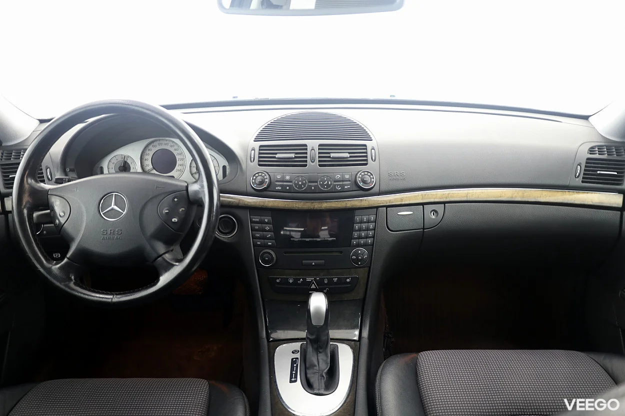 Mercedes-Benz E200 1.8 121kW