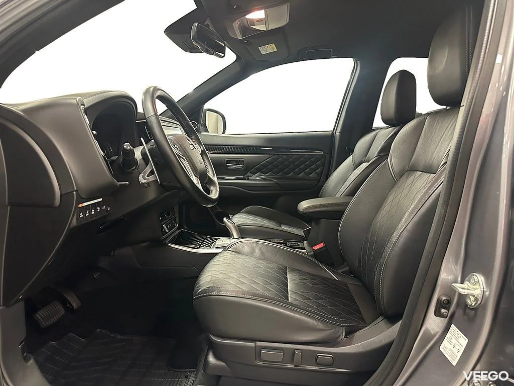 Mitsubishi Outlander PHEV AWD Business X / Skinn / 360 99kW
