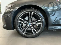 BMW 330 Sedan M Sport Drag Park Assist HiFi Rattvärme Adpt Fart 0kW thumbnail