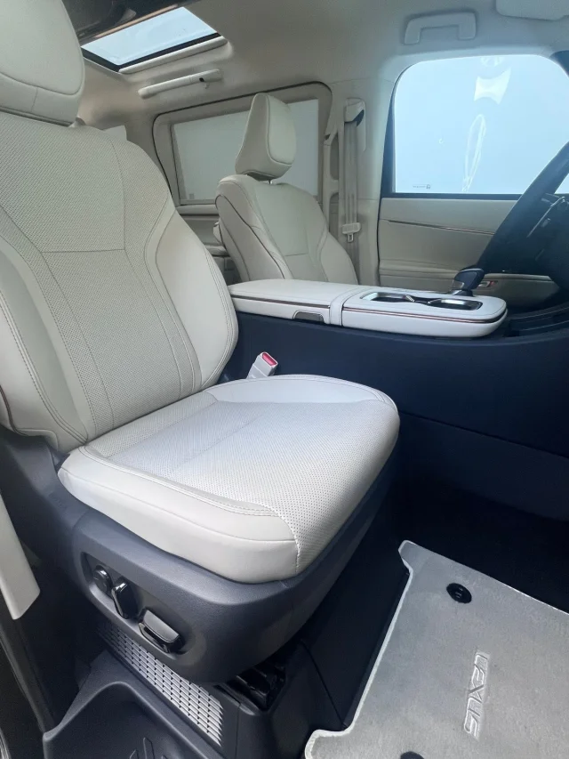 Image of Lexus LM350H 140kW