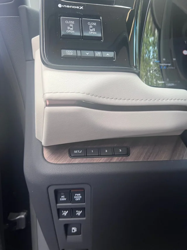 Image of Lexus LM350H 140kW