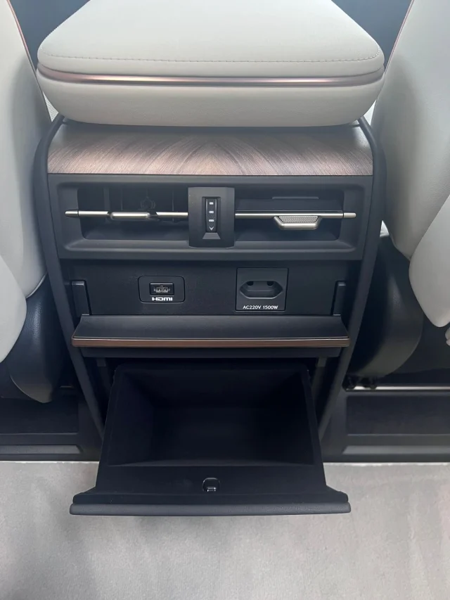 Image of Lexus LM350H 140kW