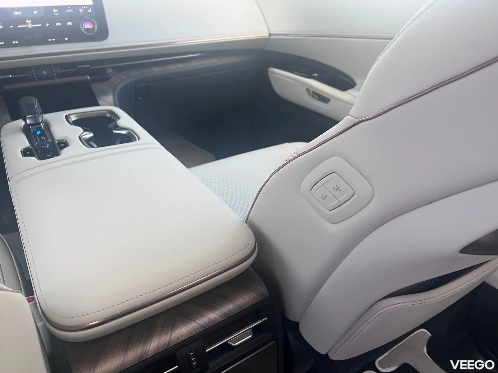 Lexus LM350H 140kW