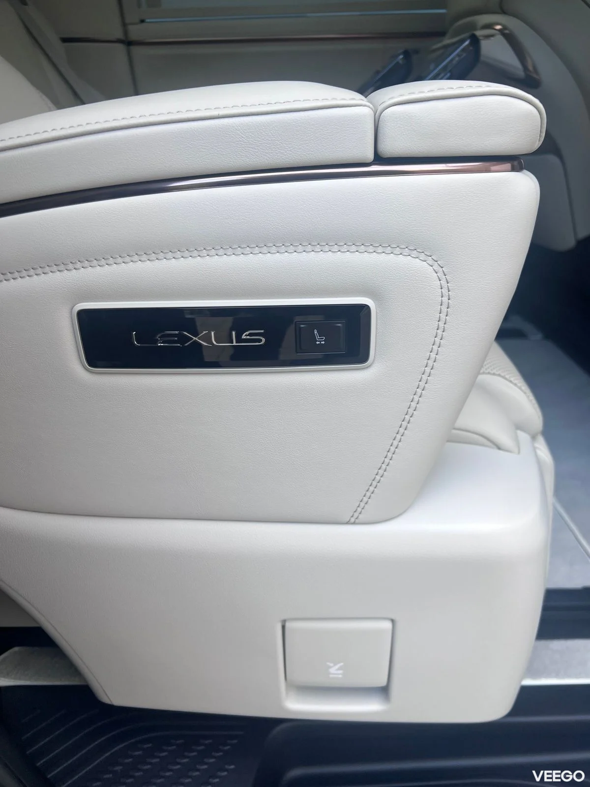Lexus LM350H 140kW