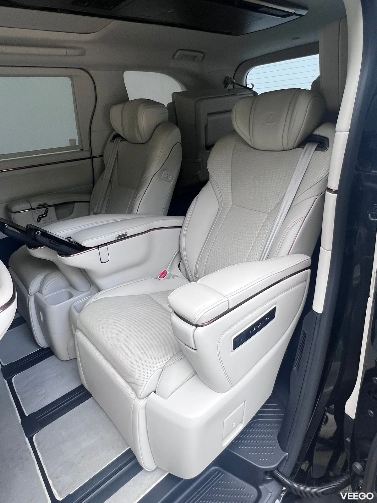 Lexus LM350H 140kW