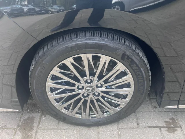 Image of Lexus LM350H 140kW