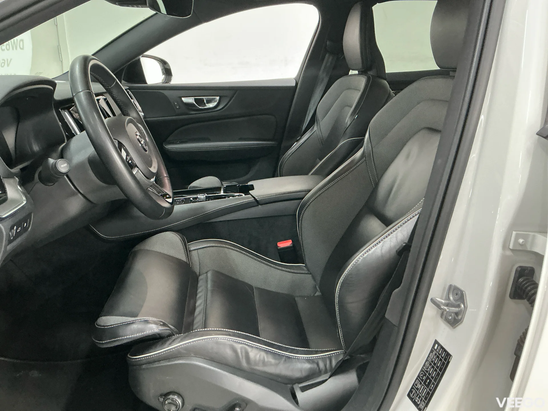 Volvo V60 T6 AWD R-DESIGN RECHARGE AWD 2.0 257kW