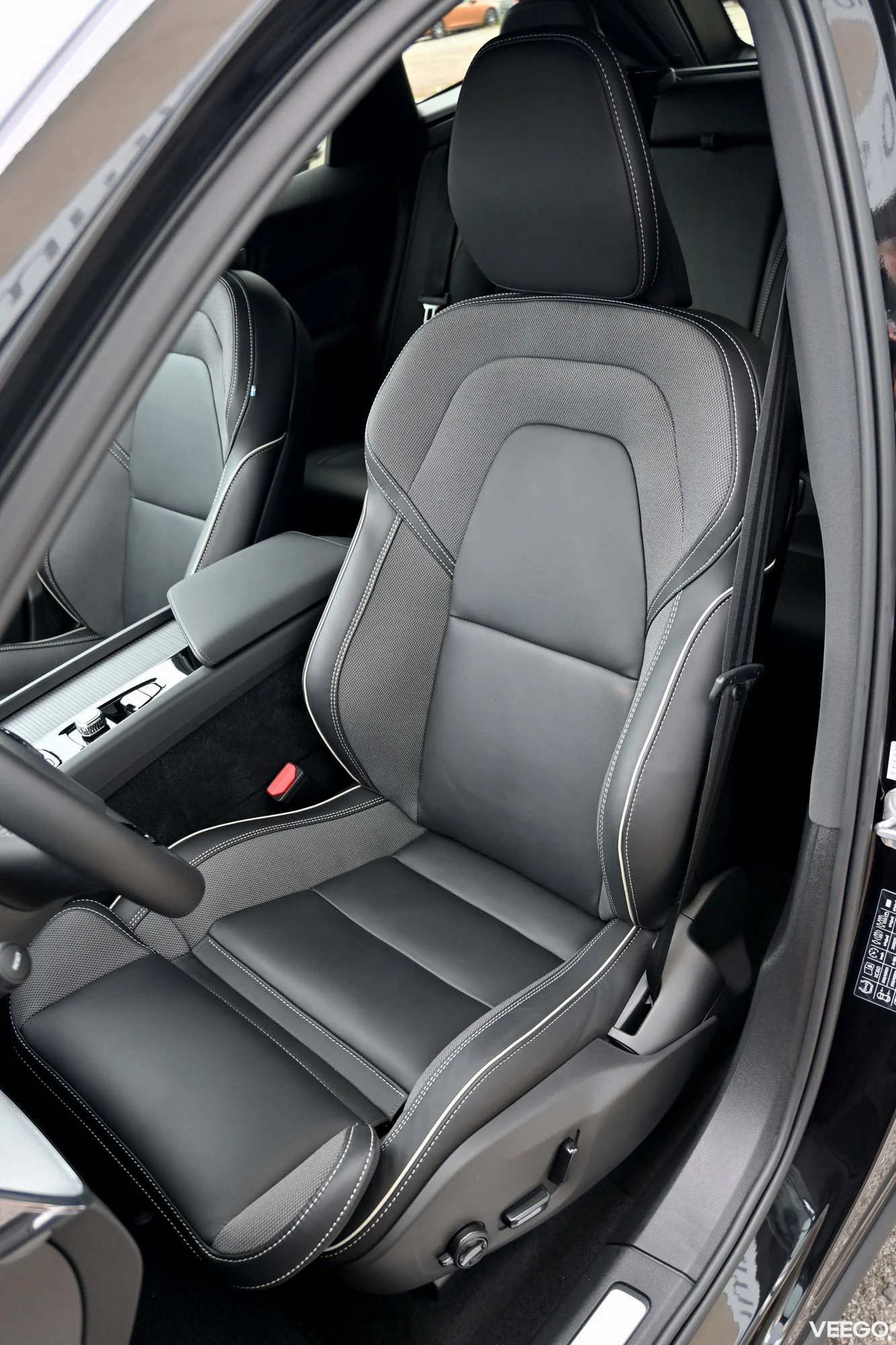Volvo XC60 AWD T8 H&K BLACK EDITION XENIUM INTELLI SAFE PRO FACELIFT 2 335kW