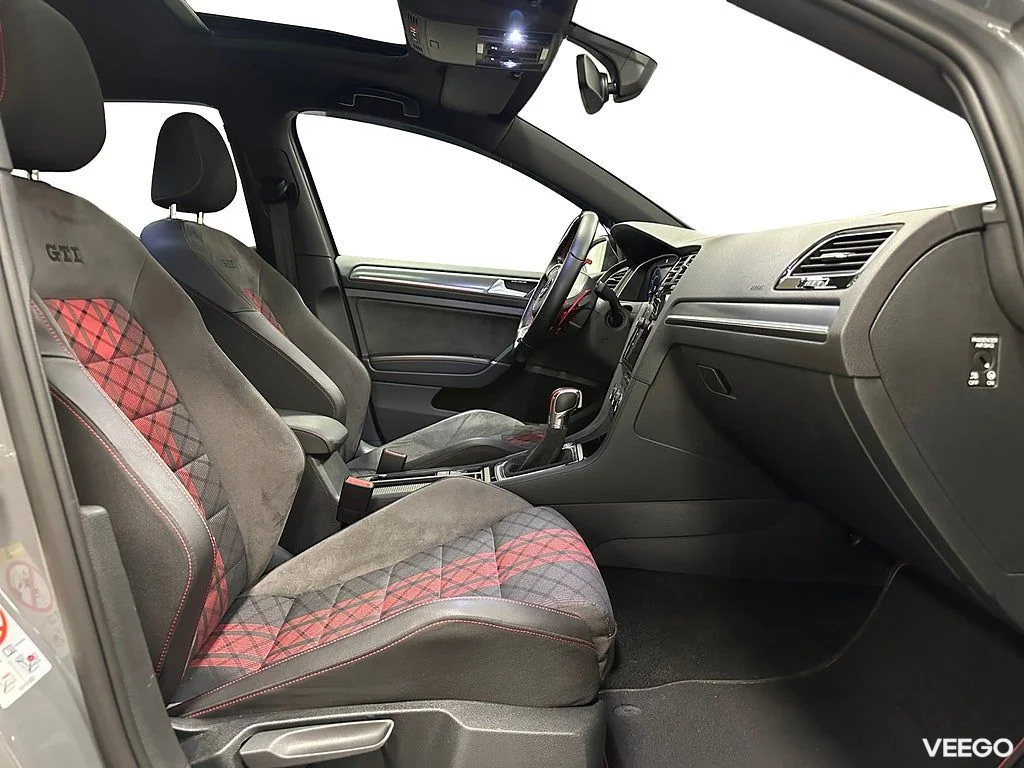 Volkswagen Golf GTI TCR 290hk DSG / DCC / Panorama / ACC 0kW