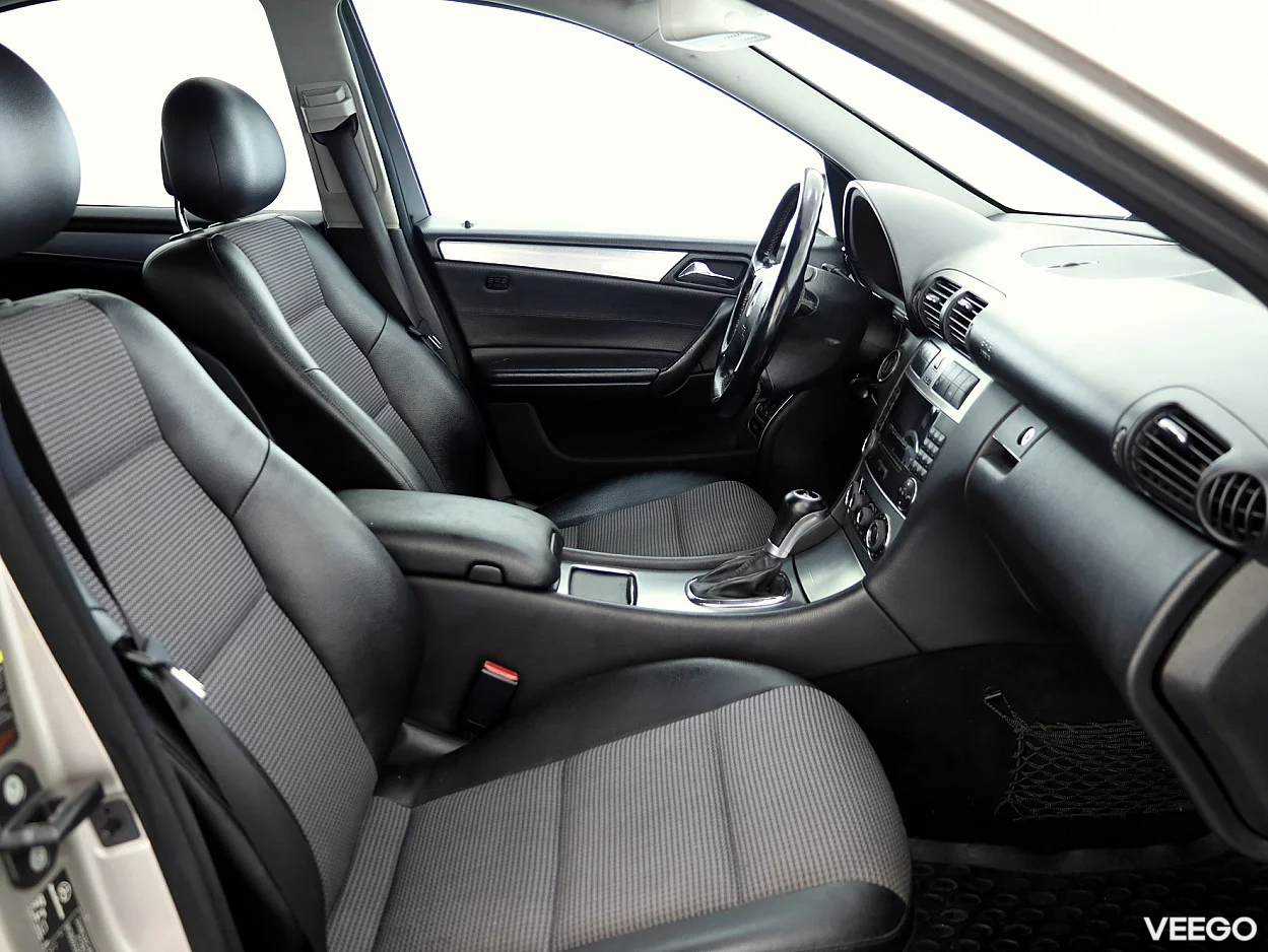 Mercedes-Benz C200 1.8 121kW