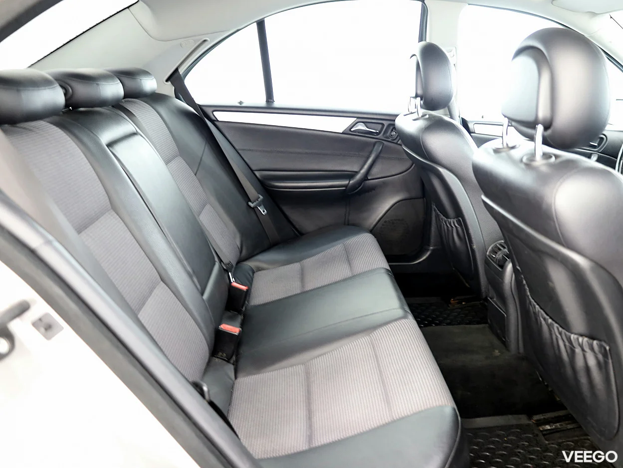 Mercedes-Benz C200 1.8 121kW