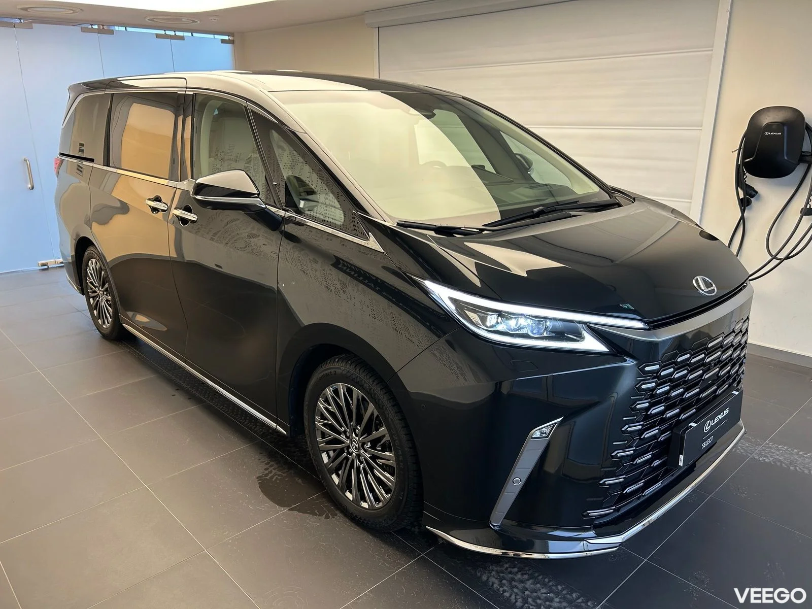 Lexus LM350H - 140kW
