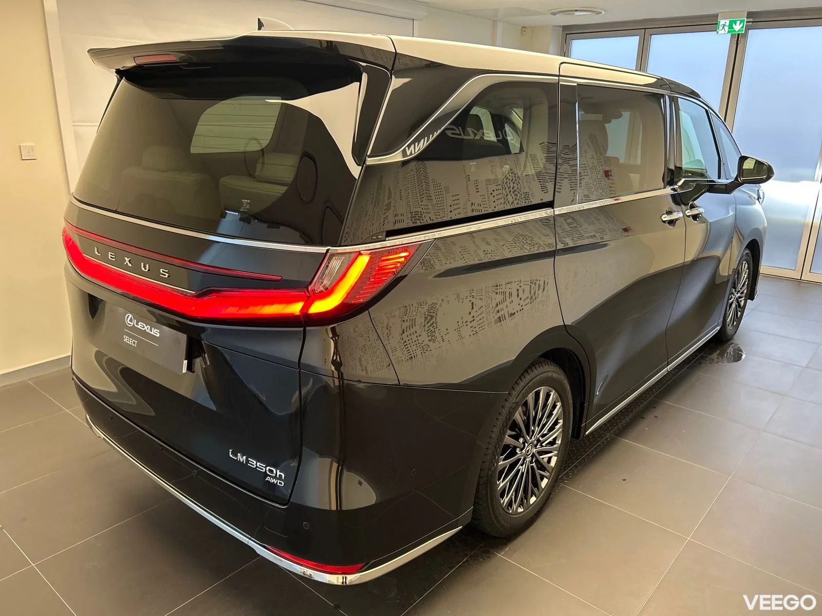 Lexus LM350H - 140kW