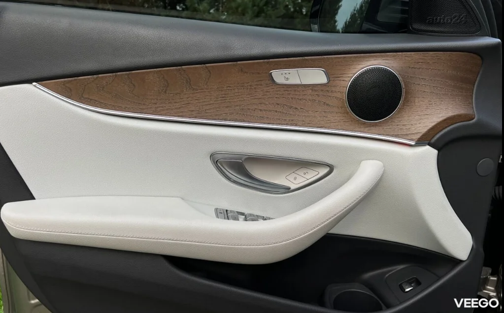 Mercedes-Benz E300 de 2.0 143kW