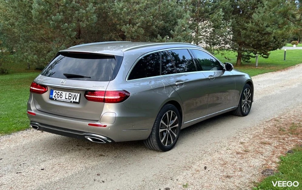 Mercedes-Benz E300 de 2.0 143kW