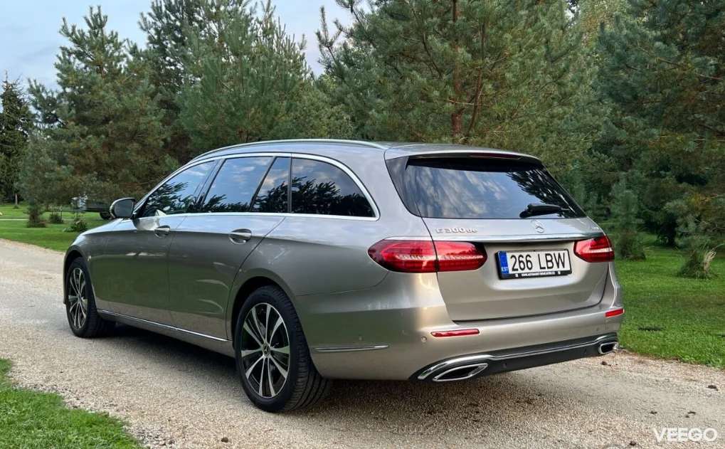 Mercedes-Benz E300 de 2.0 143kW