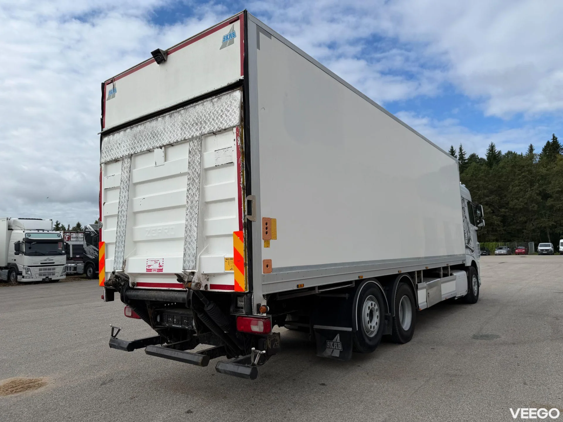 DAF XF 6X2*4 EURO6 + SIDE OPENING + CARRIER SUPRA 1150 320kW