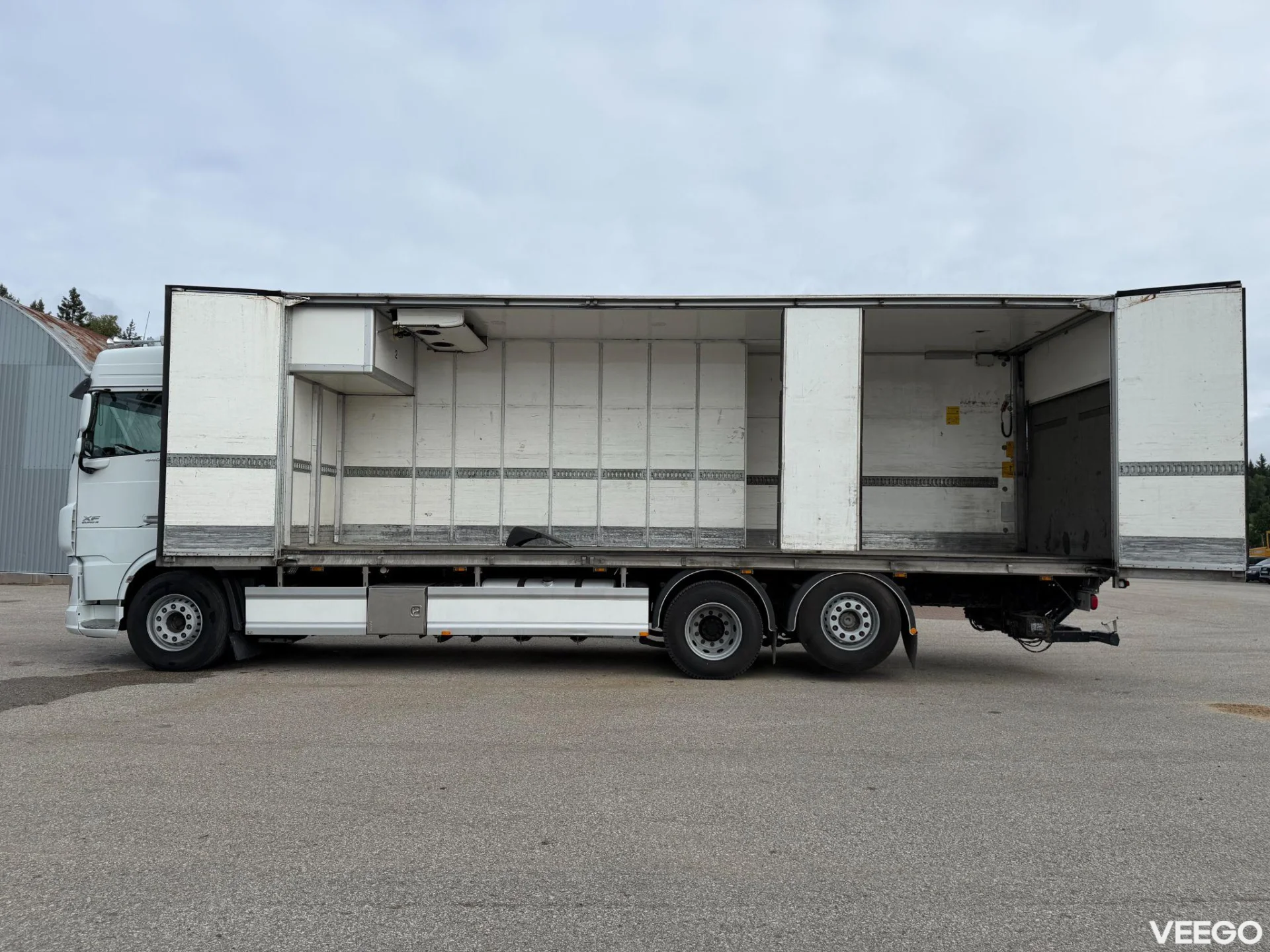 DAF XF 6X2*4 EURO6 + SIDE OPENING + CARRIER SUPRA 1150 320kW