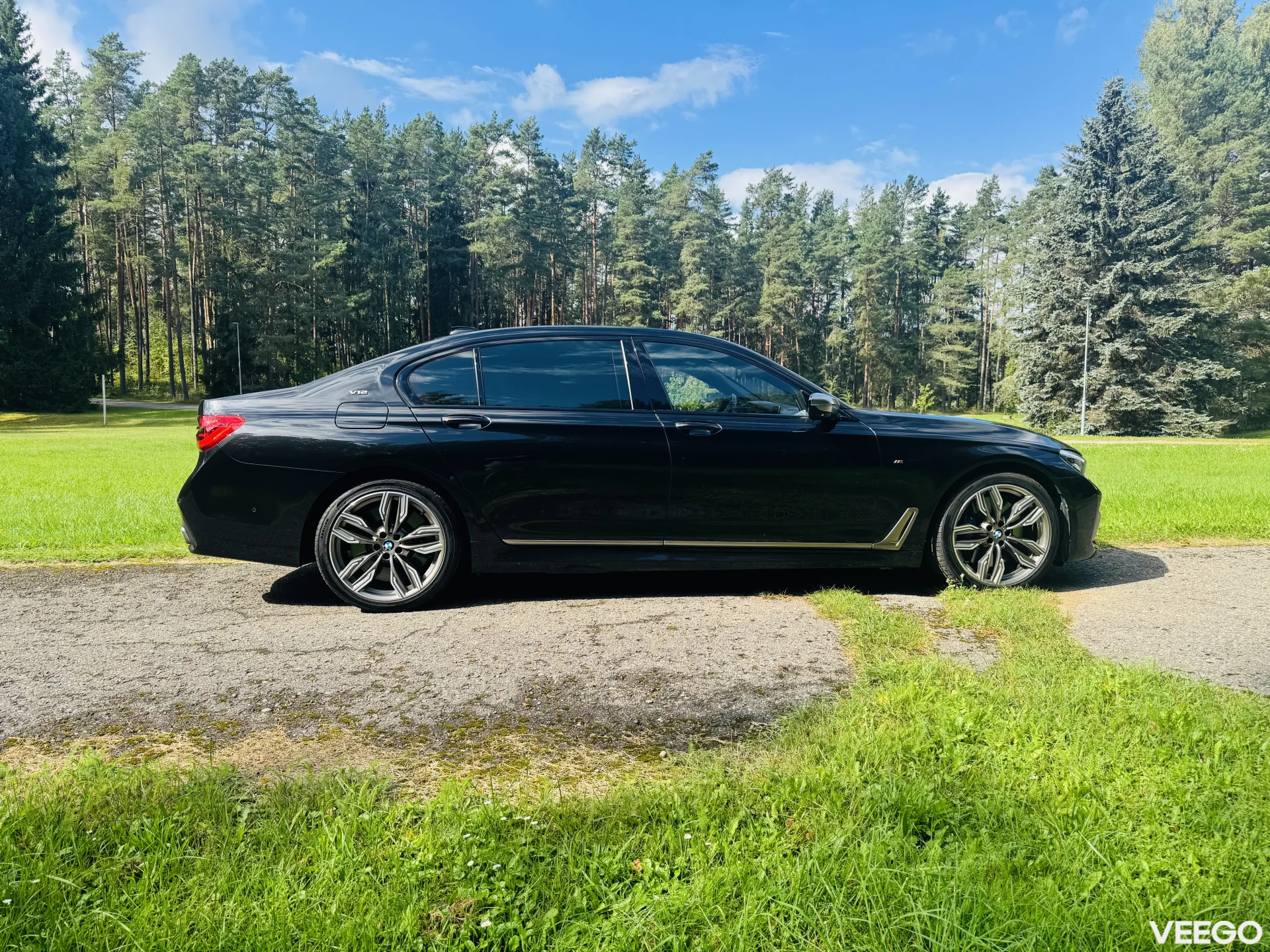 BMW M760 449kW