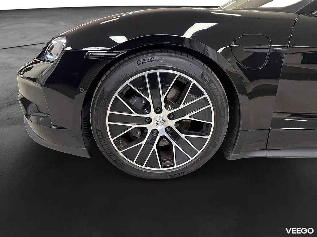 Porsche Taycan DD 435HK /P-Display/ Soft Close/Se Spec/Moms 320kW